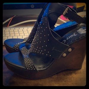 Juicy couture 8 wood studded wedges